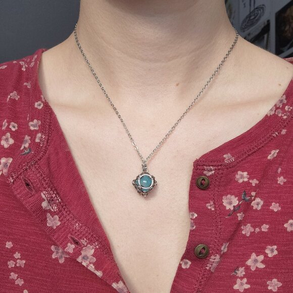Aquamarine blue caged pearl necklace with a small silver chain - Picture 2 of 12